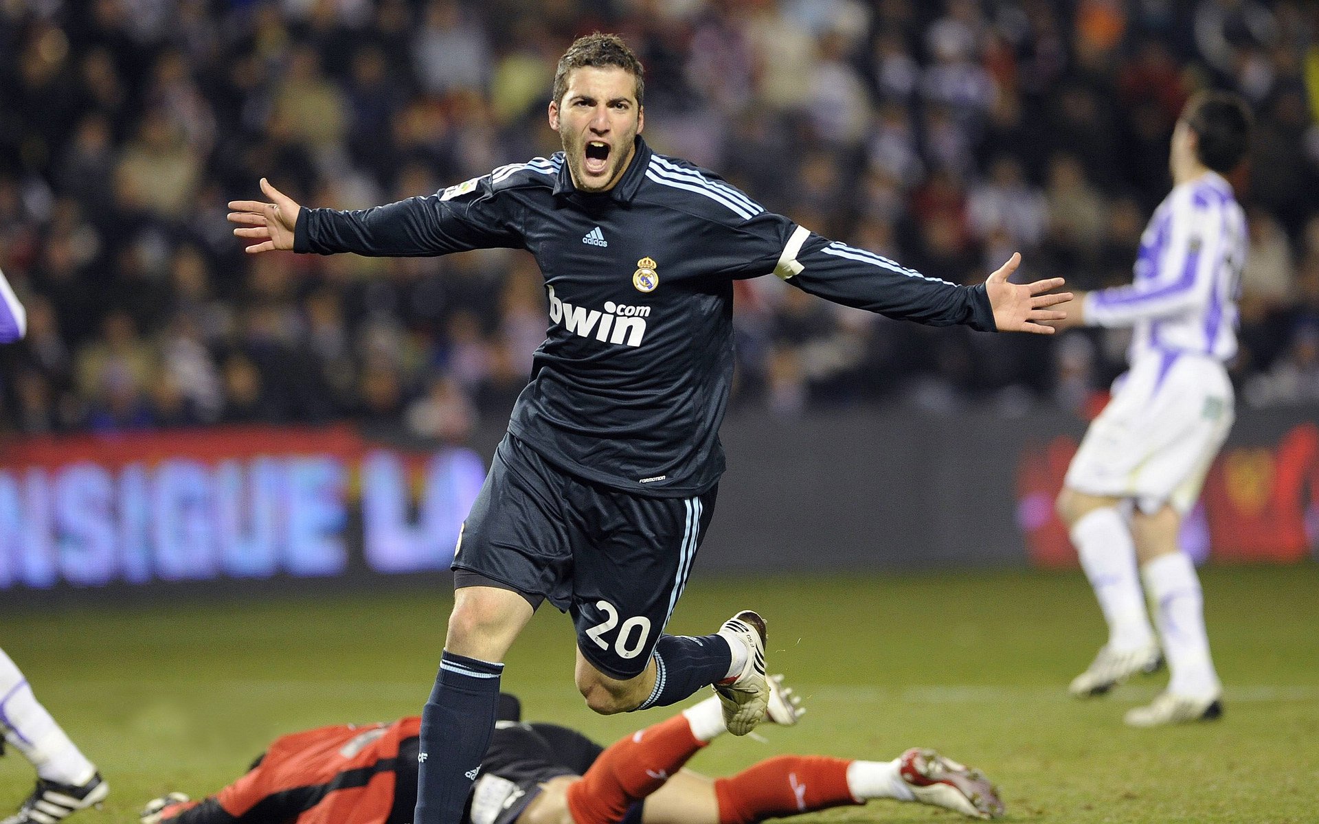 塞内加尔强行终结瑞典,本泽马成为关键先生