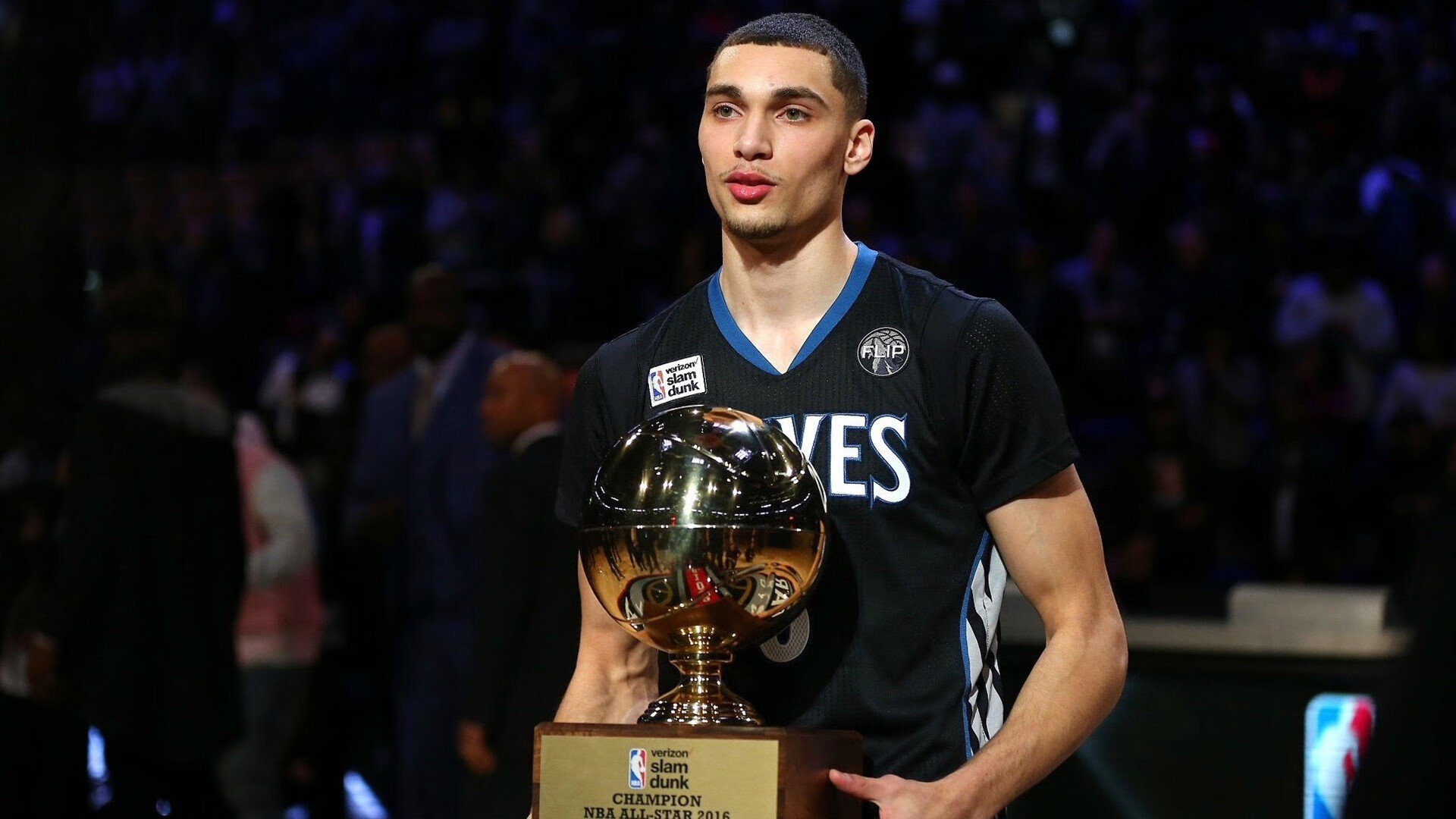 米切尔单骑救主!湖人鏖战尼克斯,一人扛起全队诠释领袖价值